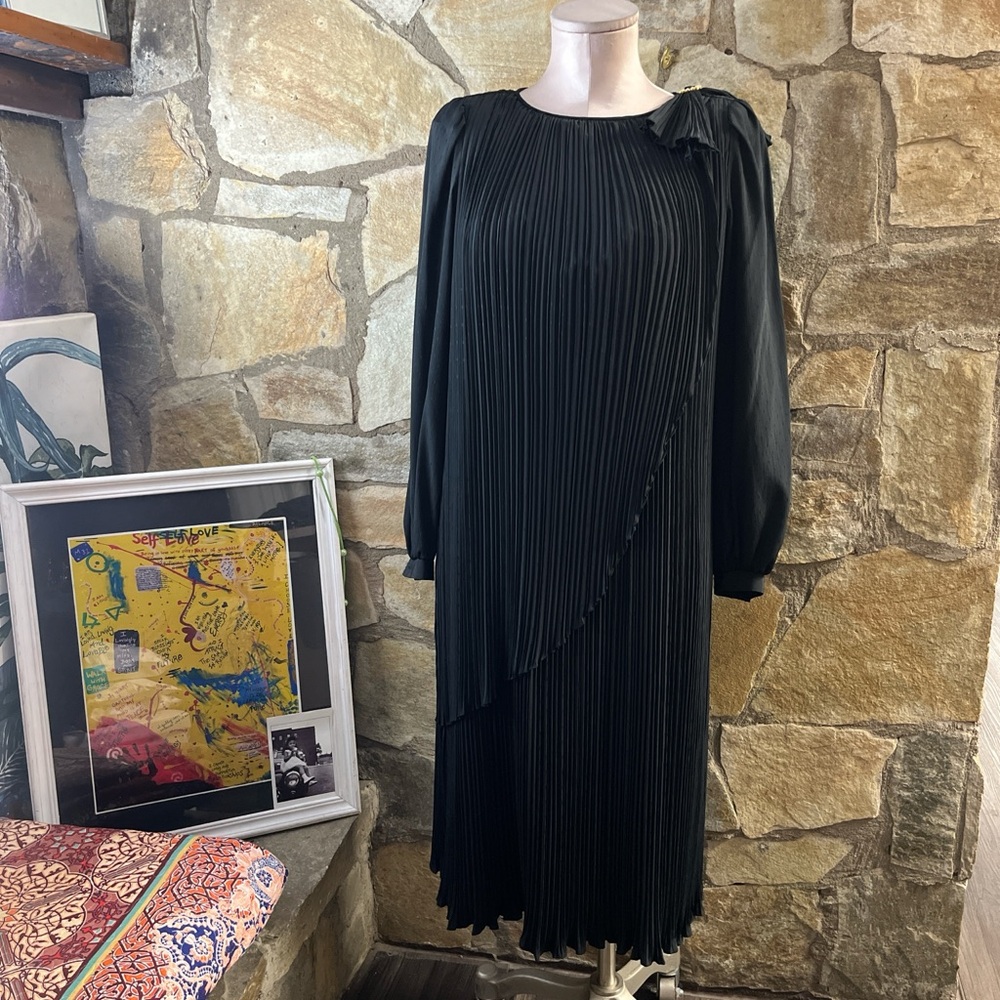 Lara Tokyo Vintage Black Pleated Midi Dress 🖤